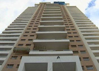 Homem montava guindaste quando caiu de uma altura de 100 metros