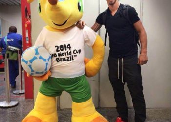 Craque da seleção sueca posa ao lado do mascote da Copa do Mundo 2014, Fuleco (Foto: Reprodução / Instagram)