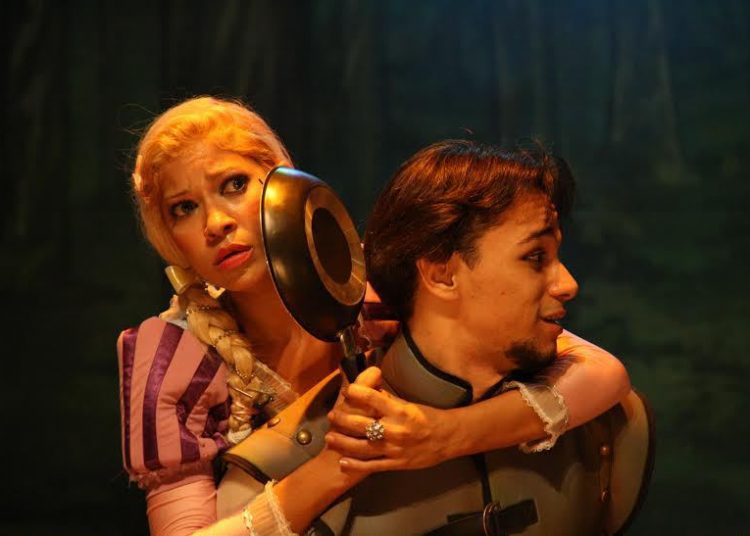 A história se passa com Flynn Rydes e Rapunzel: ele o bandido mais procurado e sedutor do reino, ela uma jovem prestes a completar 18 anos e que tem um enorme cabelo dourado