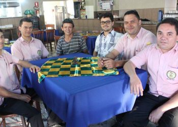 Danilo Ramos Mendes (no centro)e a equipe que atende no tradicional Bar do Piry