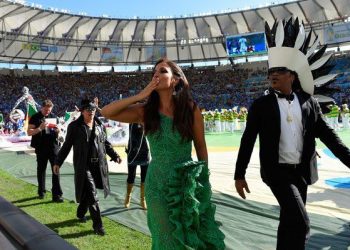 Ivete Sangalo e Carlinhos Brown no encerramento da Copa (Foto: AFP)