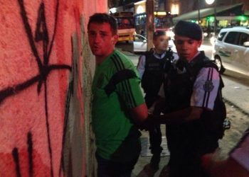 Um dos mexicanos detidos após a agressão (Foto: Diario Récord)