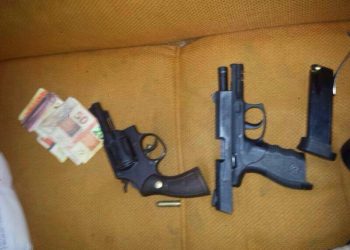 Após inspeção da polícia, foram encontradas duas armas registradas e uma ilegal