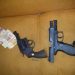 Após inspeção da polícia, foram encontradas duas armas registradas e uma ilegal
