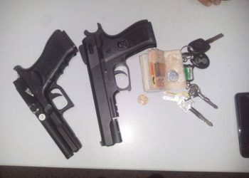 Polícia apreendeu duas armas com os suspeitos