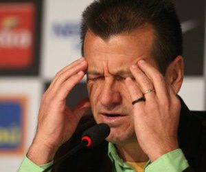 Dunga acusado de sonegação e agenciamento de jogadores (foto: reprodução)