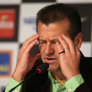 Dunga acusado de sonegação e agenciamento de jogadores (foto: reprodução)
