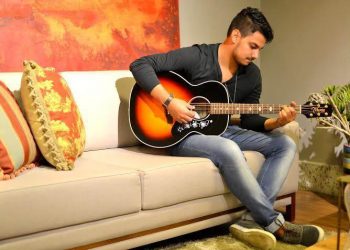 Produzido por Bruno Pividori, Mais Perto traz uma mistura de canções que fazem uma junção de Pop Rock com Adoração (Worship)