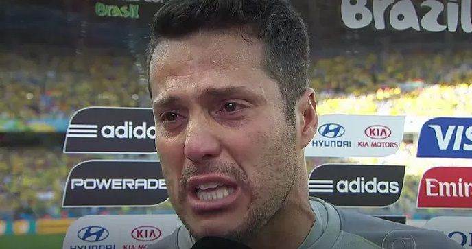 Júlio Cesar se emocionou antes e após a vitória contra o Chile (Foto: Reprodução Globo)
