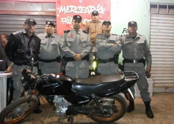Em abordagem, a equipe do tenente Marcos Pio constatou que o veículo havia sido furtado