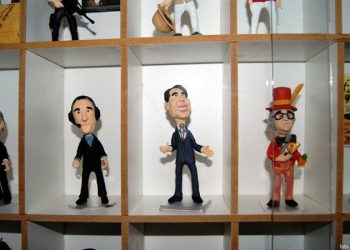 São centenas de bonequinhos expostos gratuitamente para visitação no restaurante Primeiro Galeto