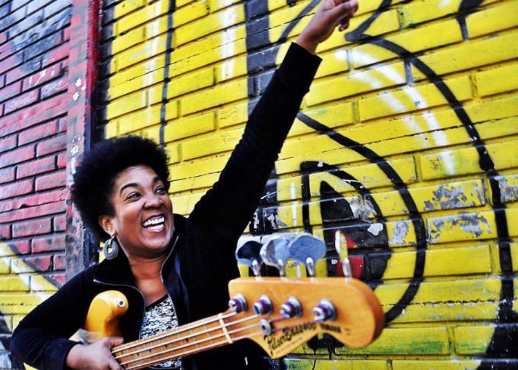 Yusa faz uma performance multi-instrumentista em seus shows e tem conexões ancoradas na herança africana e caribenha