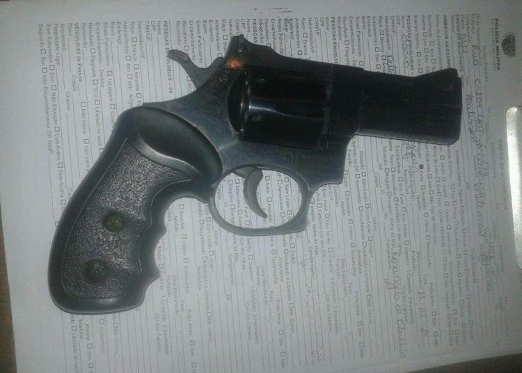 Com o indivíduo foi encontrado uma arma de fogo – revolver calibre 38, sem registro, com seis munições intactas