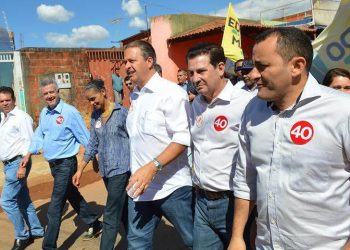 Vanderlan participou de uma caminhada ao lado do presidenciável, Eduardo Campos, e da vice, Marina Silva