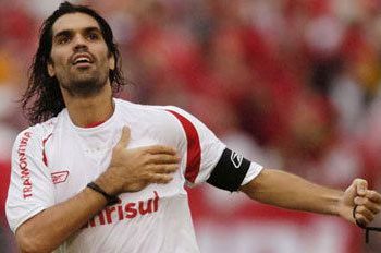 Grande figura do futebol brasileiro recente, Fernandão faleceu em um acidente de helicóptero em Goiás