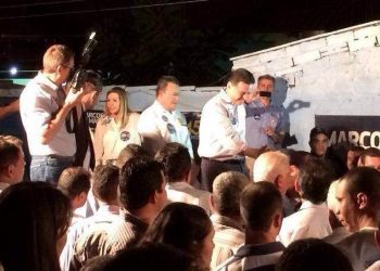 Foto tirada na inauguração do comitê do deputado Marcos Martins