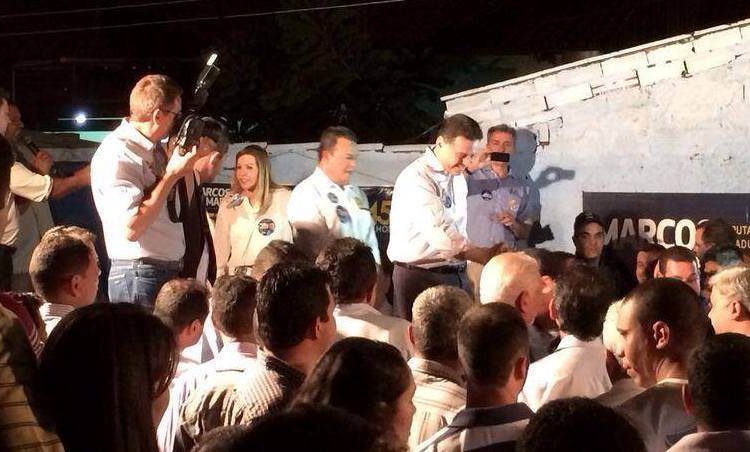 Foto tirada na inauguração do comitê do deputado Marcos Martins