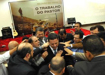 Pastores oram pelo governador