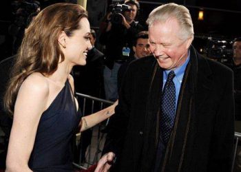 Jon Voight teria se chateado com a ausência do convite, pois teria que participar da premiação do Emmy na data