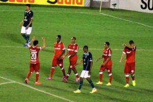 O Goiás jogava em casa quando aos 35 minutos do segundo tempo o zagueiro Pedro Henrique fez um gol contra (Foto: Leoiran)