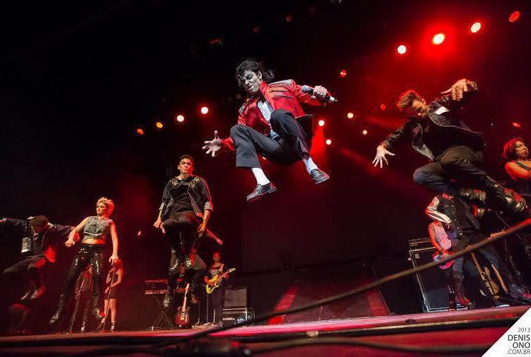 Neste tributo, grandes clássicos como Billie Jean, Thriller, Beat it, Smooth Criminal, Black or White, entre outros são interpretados na voz de Rodrigo Teaser