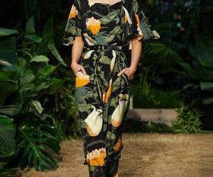Algumas grifes apostam no tropicalismo chique, com estampas em fundo escuro