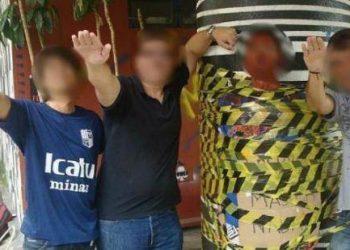 Estudantes veteranos fazem saudação nazista ao lado de calouro amarrado em poste (Foto: Reprodução)