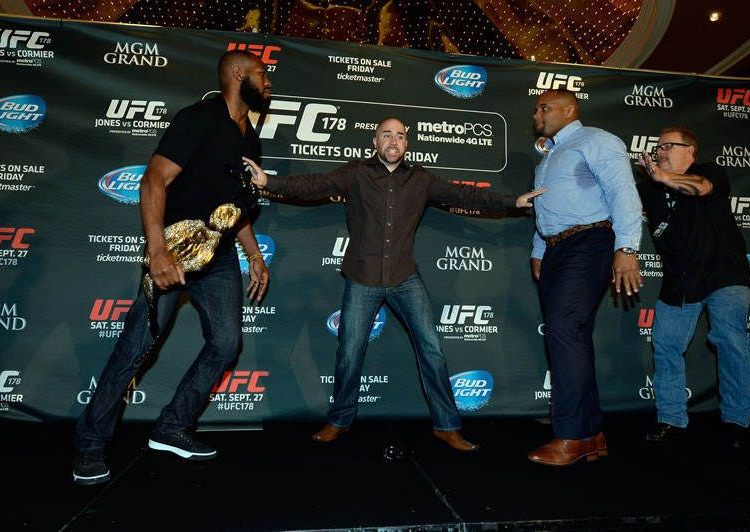 Jones e Cormier se estranharam em coletiva de imprensa em Las Vegas
