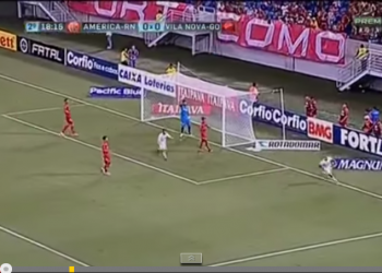 Christiano marca o gol da vitória colorada.