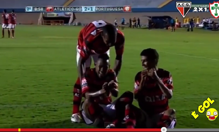 Atleticanos comemoram gol da vitória contra a Portuguesa.