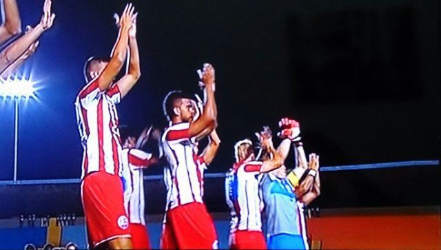 Jogadores do Náutico comemoram a vitória sobre o Vila (Foto: Alexandre Wolkoff)