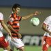 Jorginho, autor do primeiro gol, disputa a bola com adversários. (Foto: Divulgação)
