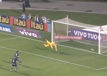Gol de fora da área não foi validado pelo árbitro e nem pelo juiz de linha de fundo (Foto: Reprodução)