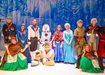 Frozen conta a história das irmãs Anna (Hanniely Thais) e Elsa (Polly Leão), duas princesas do reino Arendelle
