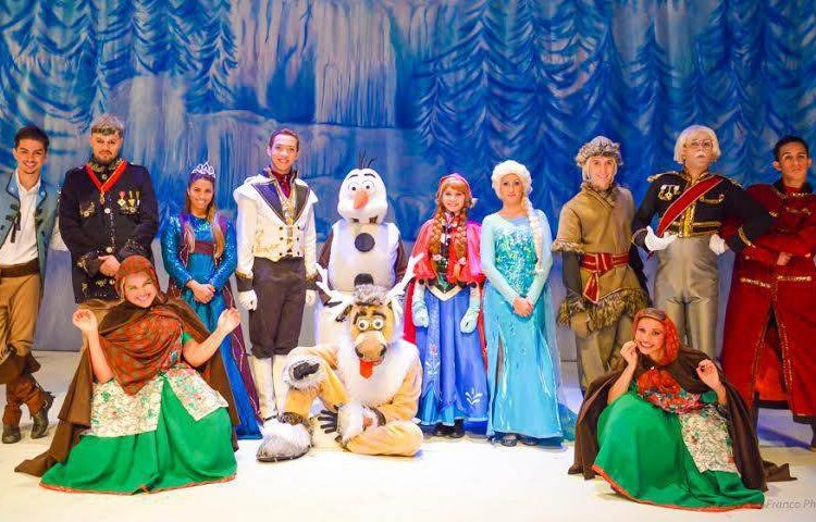 Frozen conta a história das irmãs Anna (Hanniely Thais) e Elsa (Polly Leão), duas princesas do reino Arendelle