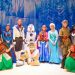 Frozen conta a história das irmãs Anna (Hanniely Thais) e Elsa (Polly Leão), duas princesas do reino Arendelle