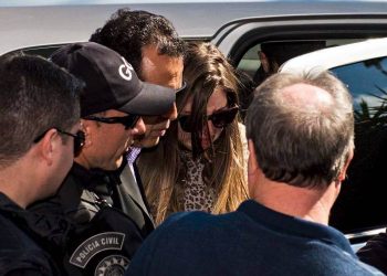 Torcedora chega à delegacia para prestar depoimento sobre a acusação de racismo (Foto: Reprodução)