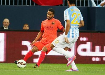 Douglas (laranja) em ação pelo Barcelona no jogo de ontem.