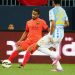 Douglas (laranja) em ação pelo Barcelona no jogo de ontem.