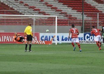 Obina marca de pênalti e empata o jogo. (Foto: Site América/MG)