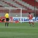 Obina marca de pênalti e empata o jogo. (Foto: Site América/MG)