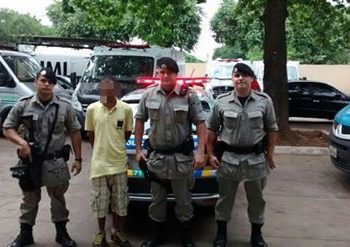 O homem foi abordado pelos soldados Jorge, Luciano e Paulino, que agiram após observar o indivíduo em atitude suspeita
