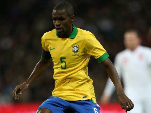 Volante disputou as duas últimas copas e tem presença garantida entre os homens de confiança de Dunga (Foto: Reprodução)