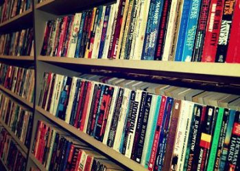 A biblioteca tem acervo composto por obras literárias locais, nacionais e estrangeiras e de pesquisas nos diversos campos do saber