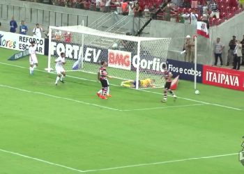 Renan Fonseca marca o primeiro gol do jogo.