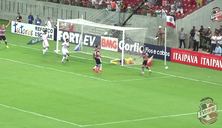 Renan Fonseca marca o primeiro gol do jogo.