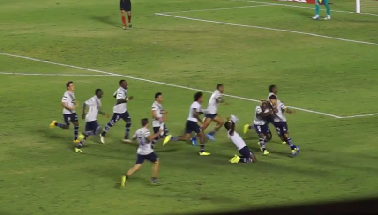 Jogadores do Emelec fizeram a festa no gramado do Serra Dourada.