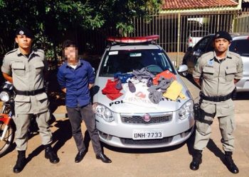 Suspeito estava com os produtos do ilícito: sapatos e roupas da loja Renner, em mãos