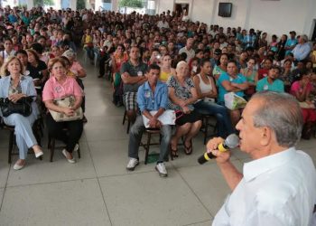 Ao lado do prefeito Maguito Vilela (PMDB), Iris foi recebido por aproximadamente 1,5 mil pessoas ligadas aos movimentos habitacionais