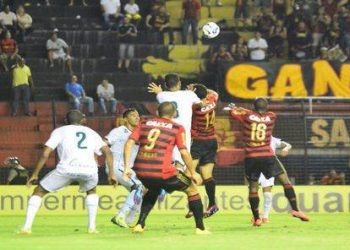 Jogadores disputam bola aérea na vitória esmeraldina fora de casa (Foto: Lino Sultanum/Site Sport)